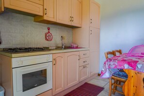 Kühlschrank, Ofen, Herdplatte, Wasserkocher mit Kaffee-/Teezubehör