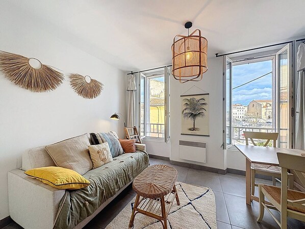 TV - Bright T2 Apartment at the Old Port, La Ciotat (La Ciotat)