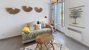 TV - Bright T2 Apartment at the Old Port, La Ciotat (La Ciotat)