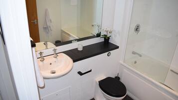 Apartment | Bathroom | Combined shower/bathtub, deep-soaking bathtub, hair dryer, towels