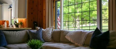 Smart TV, chimenea y oficina