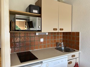 Fridge, microwave, dishwasher, coffee/tea maker