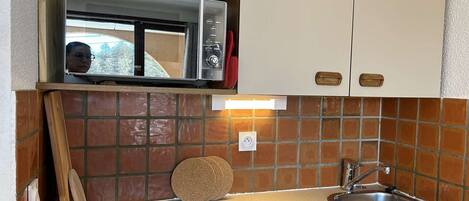 Fridge, microwave, dishwasher, coffee/tea maker