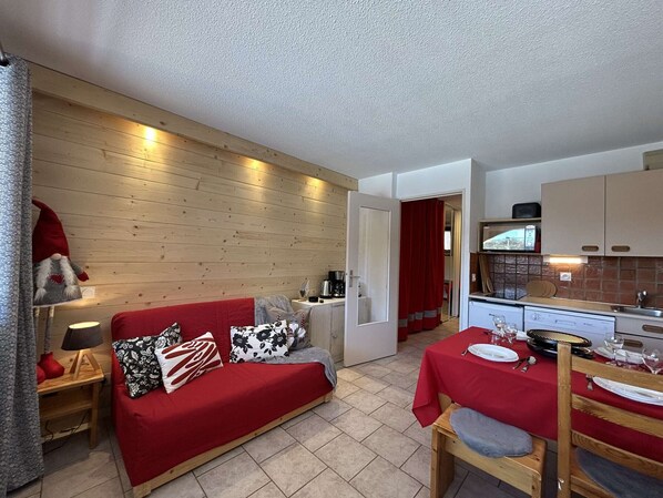 TV - Ski-In/Ski-Out Studio in Montgenèvre – Sleeps 4, Pet-Friendly, Parking Included (Montgenèvre)