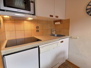 Køleskab, mikrobølgeovn, kogeplade, opvaskemaskine