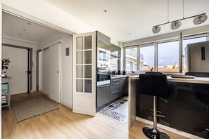 Fridge, microwave, oven, stovetop - Lilac Embrace, by Veeve (Paris)