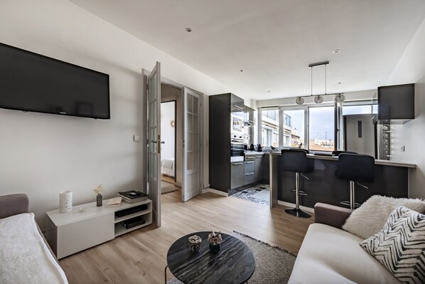 2 bedrooms, WiFi, bed sheets - Lilac Embrace, by Veeve (Paris)