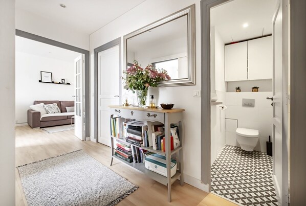 Interior - Lilac Embrace, by Veeve (Paris)