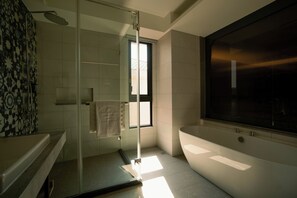 Elite Double Room | Bathroom | Separate bathtub and shower, eco-friendly toiletries, hair dryer - XIUXI HOTEL (Tainan)