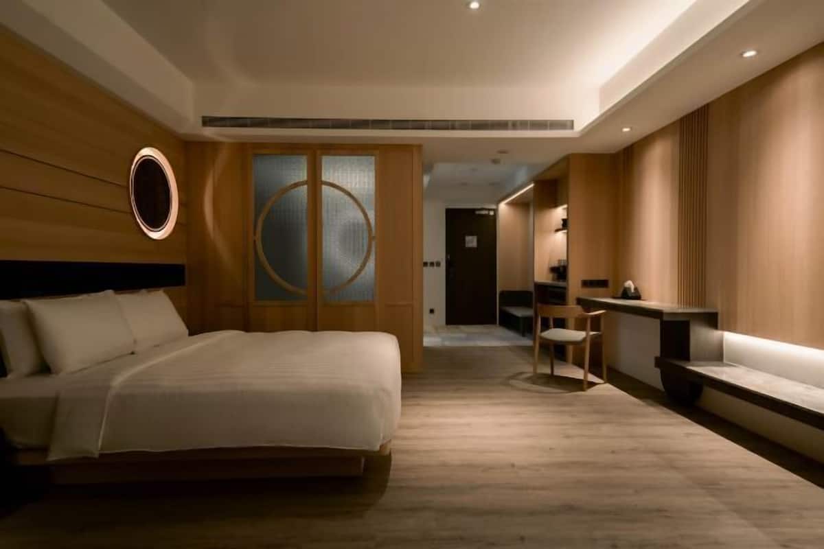 1 bedroom, premium bedding, down comforters, in-room safe