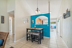 Interior - Cenrally Located to all that Tampa has to offer. (Tampa)