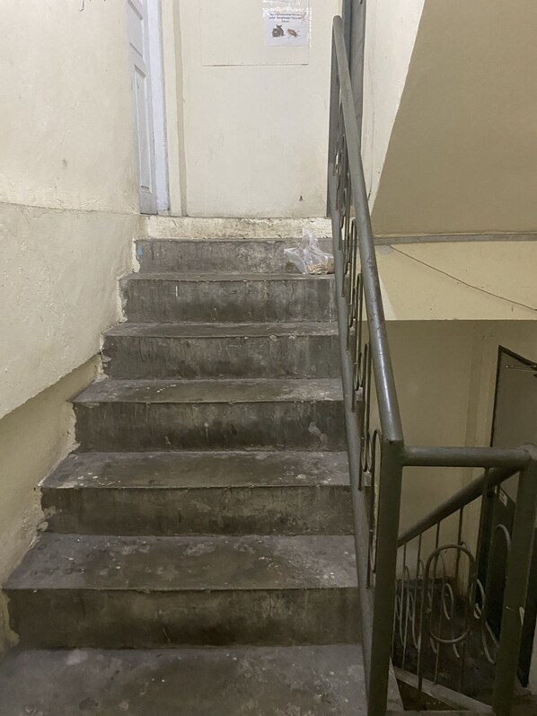 A set of concrete stairs with metal railings, leading to a door at the top. - Hotel O Penginapan Alfafa ScorpioNearNagoya Hill Shopping Mall (Batam)