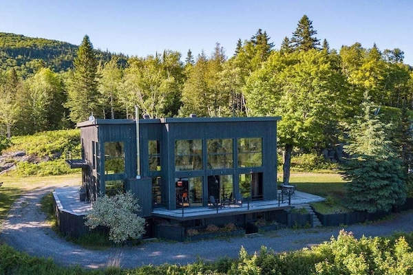 le chalet est juste au bord de la falaise ce qui lui permet d'avoir une vue spectaculaire.