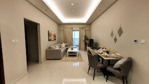 Appartement Deluxe, 2 chambres | Aire de séjour | Téléviseur connecté de 55 po avec télévision par satellite