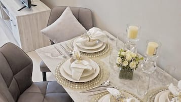 Apartemen Deluks, 2 kamar tidur | Makan di kamar