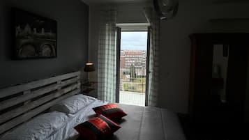 Camera panoramica con letto matrimoniale o 2 letti singoli | Una scrivania, Wi-Fi gratuito