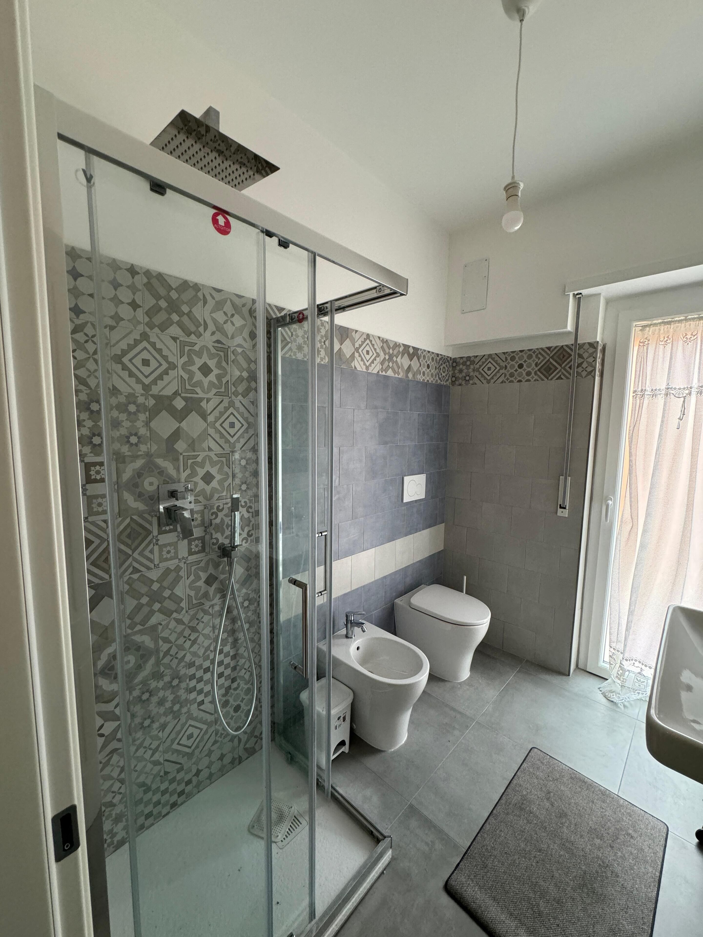 Panoramic-Doppel- oder -Zweibettzimmer | Badezimmer | Kostenlose Toilettenartikel, Haartrockner