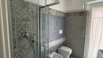 Panoramic-Doppel- oder -Zweibettzimmer | Badezimmer | Kostenlose Toilettenartikel, Haartrockner