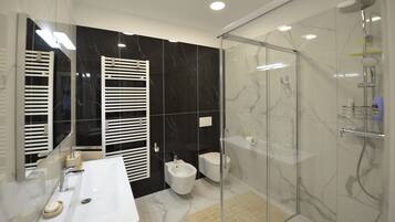 Douche, sèche-cheveux, bidet, serviettes fournies