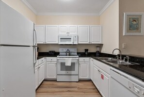 Geladeira, micro-ondas, fogão, lava-louças