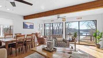 Een televisie en een kantoor