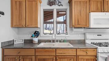 冷蔵庫、電子レンジ、オーブン、コンロ