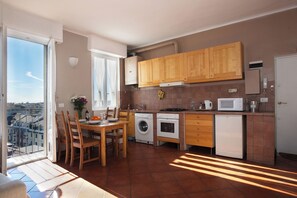 Apartment, 2 Schlafzimmer, Balkon, Stadtblick | Wohnbereich