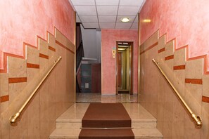 Appartement, 2 chambres, balcon, vue ville | Entrée de l’hébergement