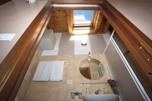 Appartement, 2 slaapkamers, balkon, uitzicht op de stad | Badkamervoorzieningen | Toiletpapier