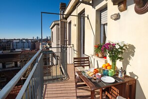 Leilighet, 2 soverom, balkong, byutsikt | Terrasse/patio