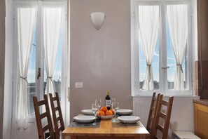 Appartement, 2 slaapkamers, balkon, uitzicht op de stad | Woonruimte
