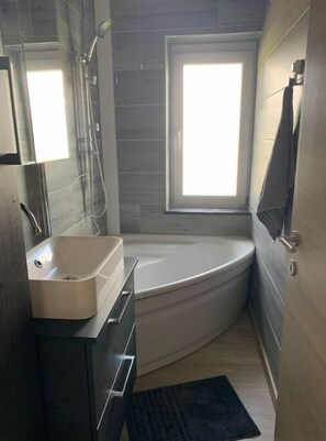 Serviettes fournies, papier toilette