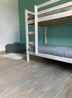 5 bedrooms, free WiFi, bed sheets
