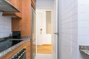 Køleskab, mikrobølgeovn, ovn, kogeplade