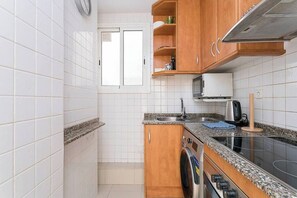 Køleskab, mikrobølgeovn, ovn, kogeplade