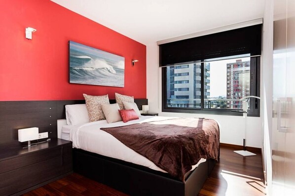 1 chambre, bureau, fer et planche à repasser, lit parapluie