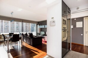 Interior - Modern and very comfortable apartment with all amenities. Nearby the Europa Fira Barcelona at 15 min by metro/bus from Barcelona center (Plaza Cataluña) and 15 minutes from the airport by car. Ideal for families and couples. (L'Hospitalet de Llobregat)