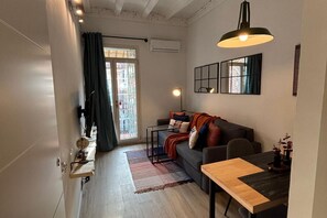 Living area - In the charming beachside neighborhood of Poble Nou, the 1-bedroom Poblenou Beach vacation apartment in Barcelona is a dream come true. (Barcelona)