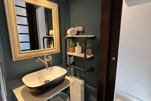 Bathroom - In the charming beachside neighborhood of Poble Nou, the 1-bedroom Poblenou Beach vacation apartment in Barcelona is a dream come true. (Barcelona)