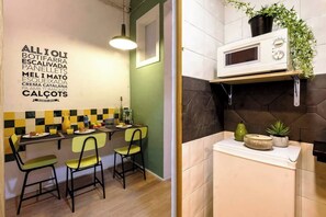 Frigorífico, microondas, placa de cocina y cafetera o tetera