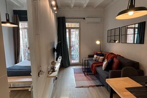 1 bedroom, iron/ironing board, free WiFi, bed sheets - In the charming beachside neighborhood of Poble Nou, the 1-bedroom Poblenou Beach vacation apartment in Barcelona is a dream come true. (Barcelona)
