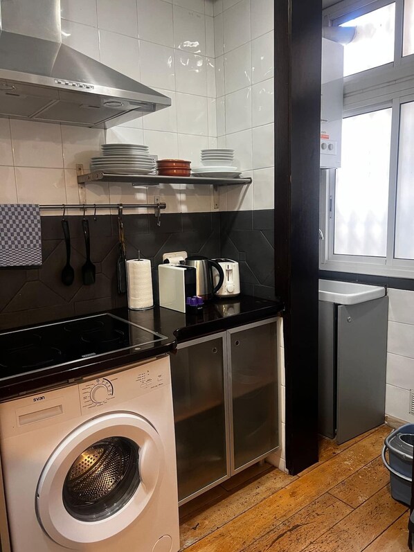 Frigorífico, microondas, placa de cocina y cafetera o tetera