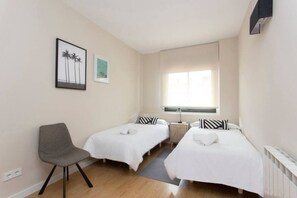 3 habitaciones, tabla de planchar con plancha y cuna de viaje 