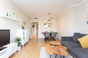 Smart TV - Modern apartment with all amenities. Close to the Fira de Barcelona, 15 min by metro/bus from Plaza Cataluña and 15 min by car from the airport. Residential and quiet building located in a family area with a large park in front of the building. (L'Hospitalet de Llobregat)