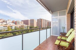 Property grounds - Modern apartment with all amenities. Close to the Fira de Barcelona, 15 min by metro/bus from Plaza Cataluña and 15 min by car from the airport. Residential and quiet building located in a family area with a large park in front of the building. (L'Hospitalet de Llobregat)