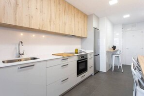 Fridge, microwave, oven, stovetop - Modern apartment with all amenities. Close to the Fira de Barcelona, 15 min by metro/bus from Plaza Cataluña and 15 min by car from the airport. Residential and quiet building located in a family area with a large park in front of the building. (L'Hospitalet de Llobregat)