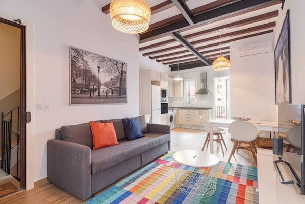 TV, offices - This cozy apartment is a guarantee of an unforgettable stay in Barcelona. Located in the Eixample, one of the most emblematic neighborhoods of Barcelona, close to bars, stores and restaurants, with a great connection, the metro is less than 2 minutes (Barcelona)