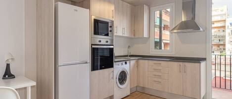 Refrigerador, microondas, horno y cafetera y tetera