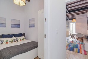 2 habitaciones, tabla de planchar con plancha y cuna de viaje 