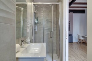 Een haardroger, handdoeken, shampoo, toiletpapier